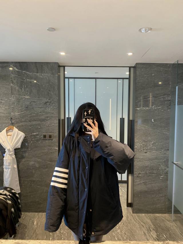 5003 90白鸭绒填充 Thom Browne 是少数能把“正装”做出艺术风格的品牌。以极简廓形、剧场化层叠、性别模糊与轻先锋气质征服时装圈，是职场通勤、红毯