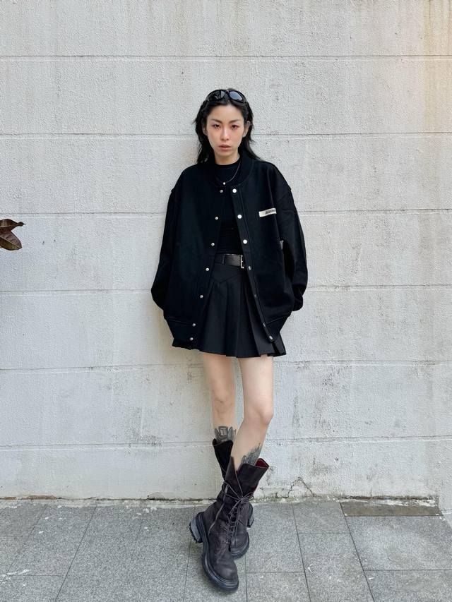 8125 法国新锐设计师品牌Jacquemus，被称作是“法系新浪潮设计的代表”，出其不意的视角展现法式美学，解构式设计和夸张比例正是他的特色所在。 Jacqu