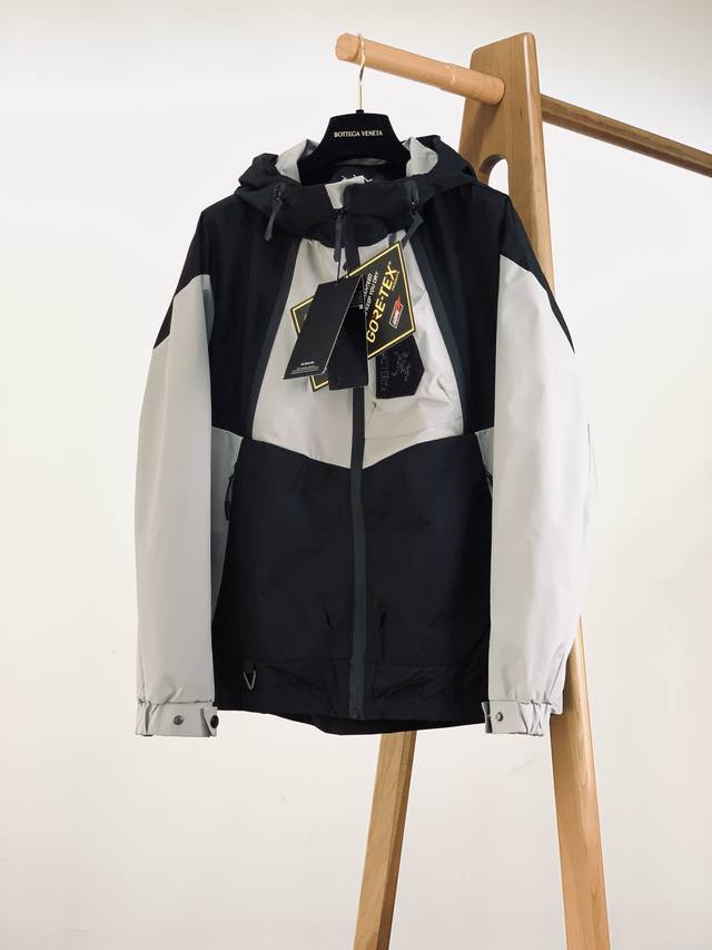 Arcteryx 始祖鸟 撞色拉链连帽风衣外套！ 这个面料和款式真心好，超级实用的一件外套！ 外壳采用加厚四面弹，高档网布，耐磨耐水，透气性好，不变形不褪色，色