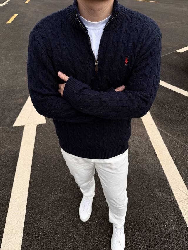 8029 羊毛羊绒混纺，袖口和下摆都是螺纹收口， 落肩立体的袖型设计，遮肉显瘦！胸前精致的小马刺绣Logo。 宽松版型，满满的时髦慵懒感，中长款的设计，可以遮住