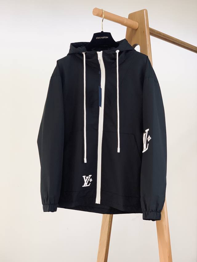 Louisvuitton 路易威登 2025Ss秋冬新品 贸易渠道精品,铸就最为优雅的休闲时尚气息，一举两得的帅气夹克外套。超常规设计裁剪,兼具个性时尚范儿,与