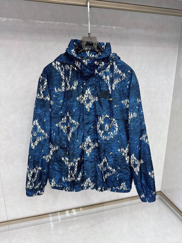 Louisvuitton 路易威登，2025秋季最新款，同步有售，原单狠货，时尚休闲连帽夹克外套，上身很有特点！吸睛而有亮点，进口原版面料，顶级印花工艺字母图案