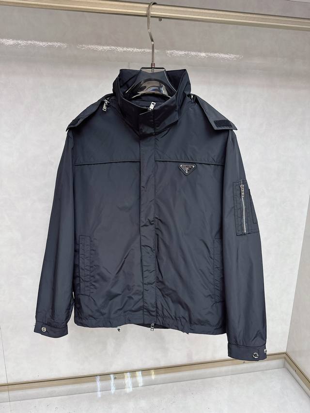 普拉达 官网同款，三标齐全，提前发售 2025Ss秋冬新款男士夹克外套，原单三标齐全高端版本 专柜定制面料 透气舒适度高，细节无可挑剔，品牌元素设计理念，体现高