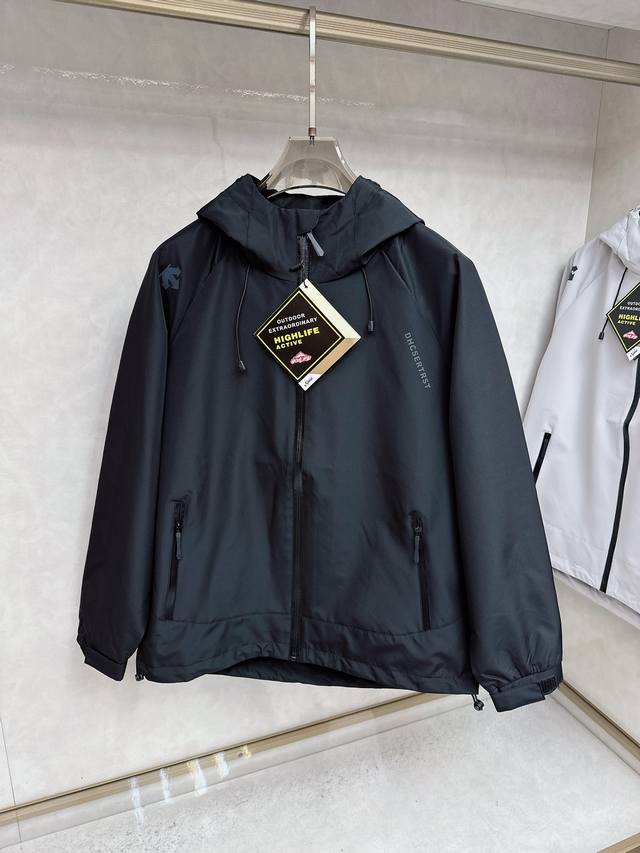 迪桑特 官网同款，三标齐全，提前发售 2025Ss秋冬新款男士夹克外套，原单三标齐全高端版本 定制面料 透气舒适度高，细节无可挑剔，品牌元素设计理念，体现高品质