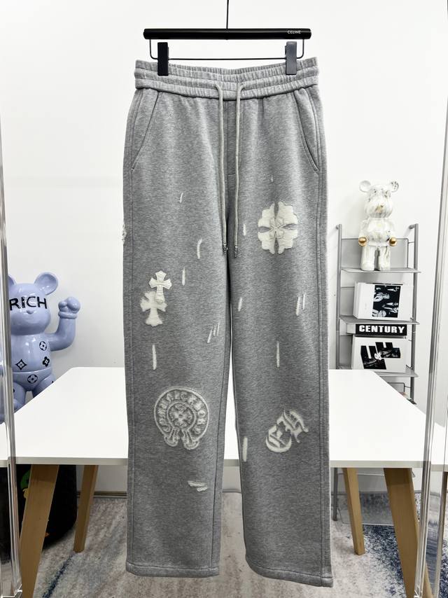 Ch 2025秋冬新款休闲裤！官网同步发售。品牌经典Logo休闲裤 ，定制面料，舒适度极好，手触感强烈。辨识度极高，完美品相工艺。 尺码：M-3Xl
