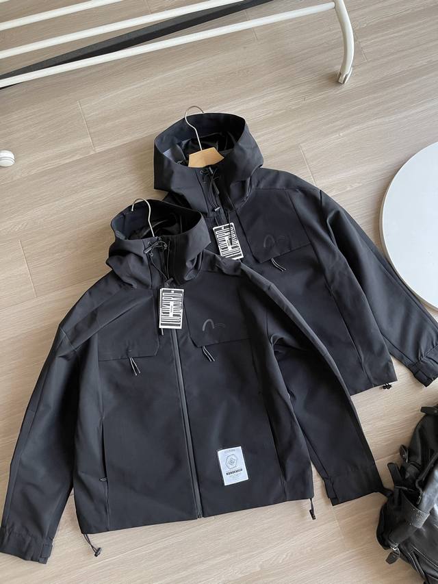 Evisukuro福神 2025秋冬新品男士冲锋衣外套 货号：2Esgnm4Jk5006Ffsn 颜色：黑色 款式：冲锋衣 官网已无售，部分城市专卖店3999在