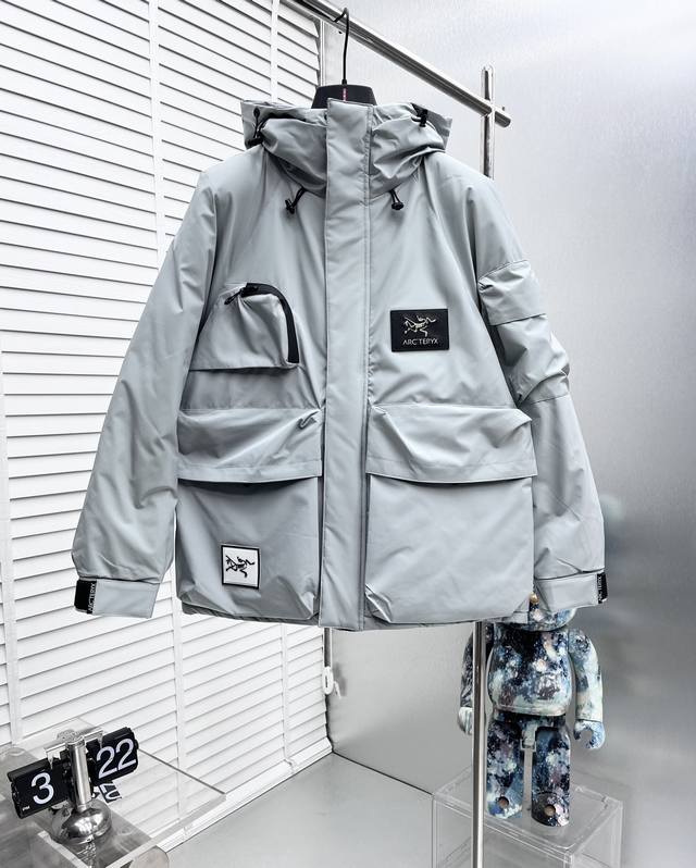 Arc*始祖鸟2025Ss冬季新款多口袋工装羽绒服 填充国标90白鸭绒，采用聚酯纤维面料，舒适保暖，品相完美，压缩后蓬松度恢复性好，聚热锁暖，原版辅料一比一三标