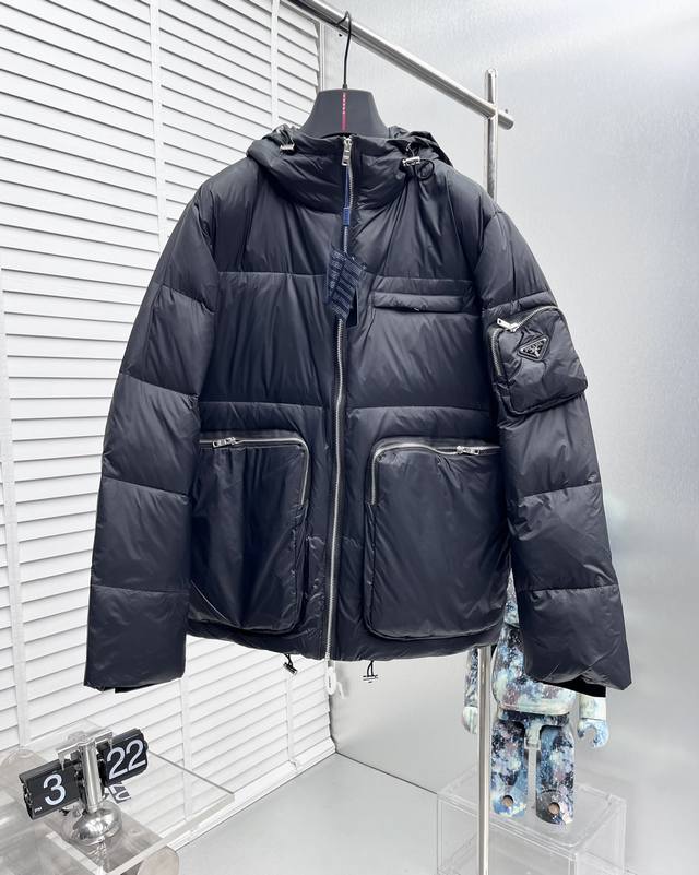 prad*2025Ss冬季新款拉链大口袋羽绒服 填充国标90白鸭绒，采用聚酯纤维面料，舒适保暖，品相完美，压缩后蓬松度恢复性好，聚热锁暖，原版辅料一比一三标齐全