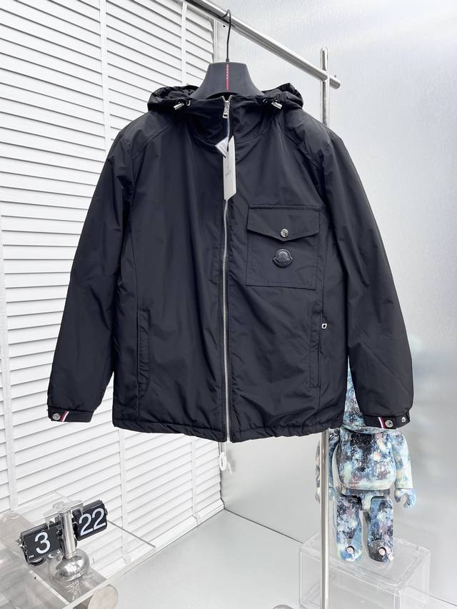 Moncle** 2025Ss冬季新款羽绒棉服外套，品相完美，舒适保暖，色泽饱满诱人，非常出彩的设计，轻松将时髦感进阶，做工极为考究严谨，走线工整细致！大牌设计