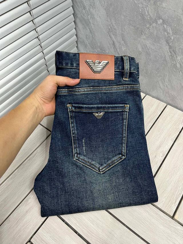 阿玛尼。2025秋冬高级时装感，超柔牛仔面料 , 浅色洗水牛仔裤。 面料很特殊，超细精仿棉纱混纺，超柔舒适感。 具备牛仔随性感 ,休闲感 ,5亦有轻松感 ,时尚