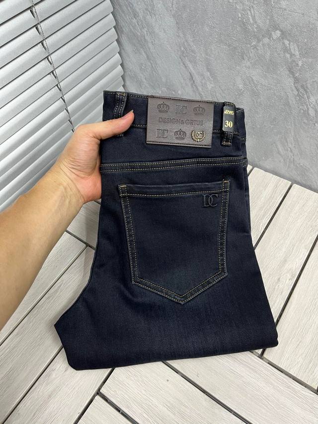 Dg。2025秋冬高级时装感，超柔牛仔面料 , 浅色洗水牛仔裤。 面料很特殊，超细精仿棉纱混纺，超柔舒适感。 具备牛仔随性感 ,休闲感 ,5亦有轻松感 ,时尚感