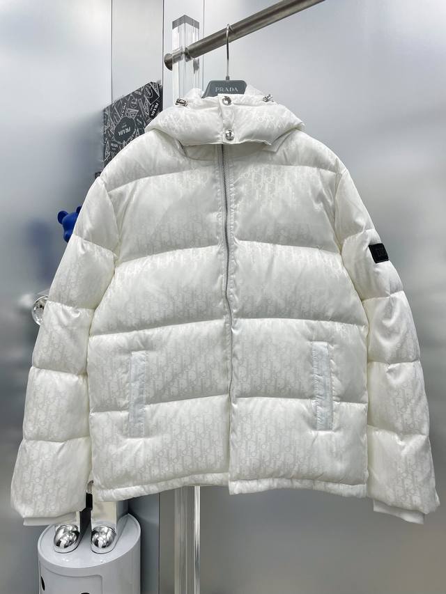 Di 迪奥 Cd 2025秋冬新款满印字母提花羽绒服外套 D全部90绒的三标齐全带着经典的Logo组合搭配，第一眼看到就是满满的视觉冲击，保暖性能更出色，轻便不