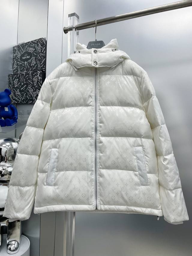 LV 路易 2025秋冬新款满印字母提花羽绒服外套 D全部90绒的三标齐全带着经典的Logo组合搭配，第一眼看到就是满满的视觉冲击，保暖性能更出色，轻便不厚重，