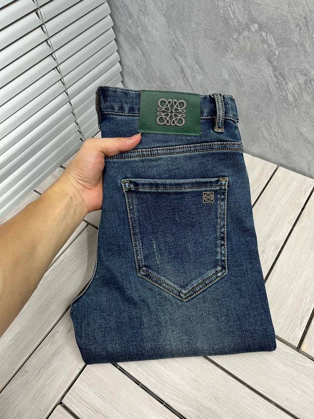 Loewe。2025秋冬高级时装感，超柔牛仔面料 , 浅色洗水牛仔裤。 面料很特殊，超细精仿棉纱混纺，超柔舒适感。 具备牛仔随性感 ,休闲感 ,5亦有轻松感 ,