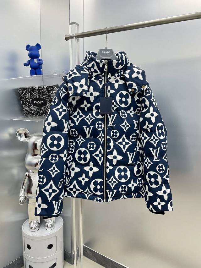 LV 路易 可拆帽 2025秋冬新款满印老花字母Logo羽绒服外套 D全部90绒的三标齐全带着经典的Logo组合搭配，第一眼看到就是满满的视觉冲击，保暖性能更出