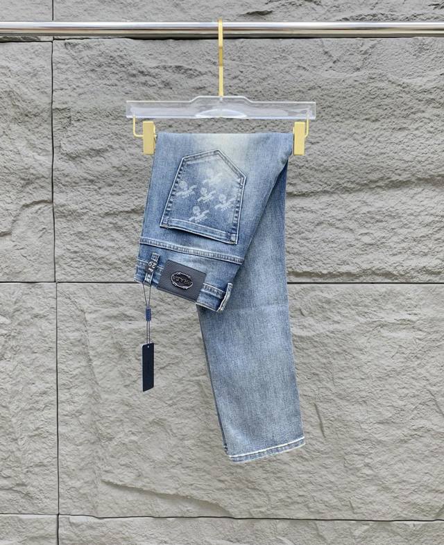 prad‘’男士丹宁牛仔裤，官宣画册海报穿搭款！ 客供高级进口的丹宁原色面料，特选日本冈山纯正13Oz 盎司牛仔布料，重磅环保植物酵素水洗工艺，肌理有着淡淡的复