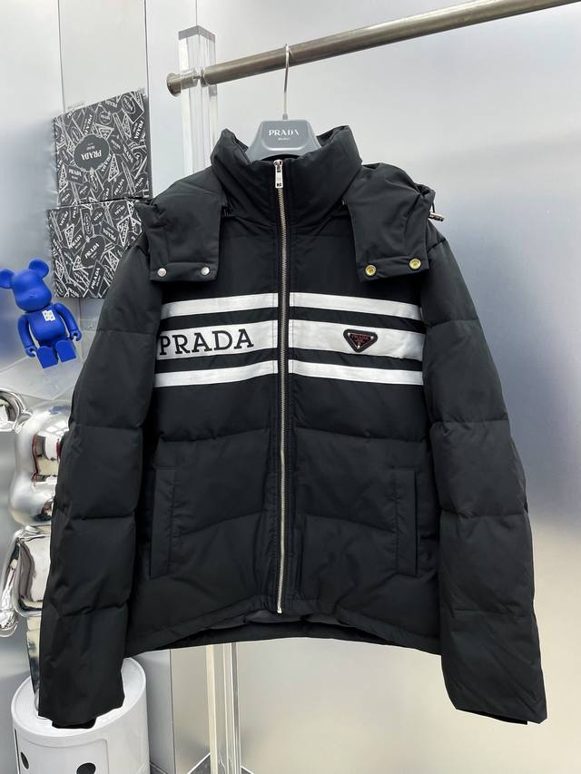 pra 普拉达 可拆帽 2025秋冬新款织带拼接金属三角标羽绒服外套 D这款号称羽绒服届最高端的，全部90绒的三标齐全带着经典的Logo组合搭配，第一眼看到就是