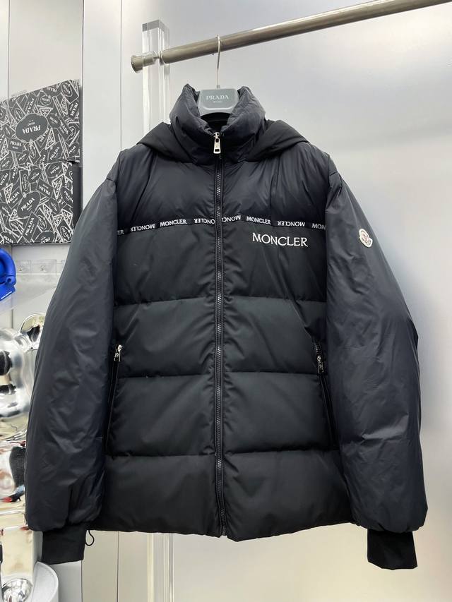 Mon*蒙口 2025秋冬新款拼接字母刺绣Logo羽绒服连帽外套 D全部90绒的三标齐全带着经典的Logo组合搭配，第一眼看到就是满满的视觉冲击，保暖性能更出色