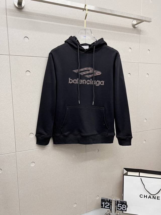 巴黎世‘’2025秋冬 新款设计感连帽卫衣 官网同步！这款T恤极简主义设计和精美细节于一身。Oversize饰边引人联想蒂罗尔着装细节，召唤摩登新意，造就不同以