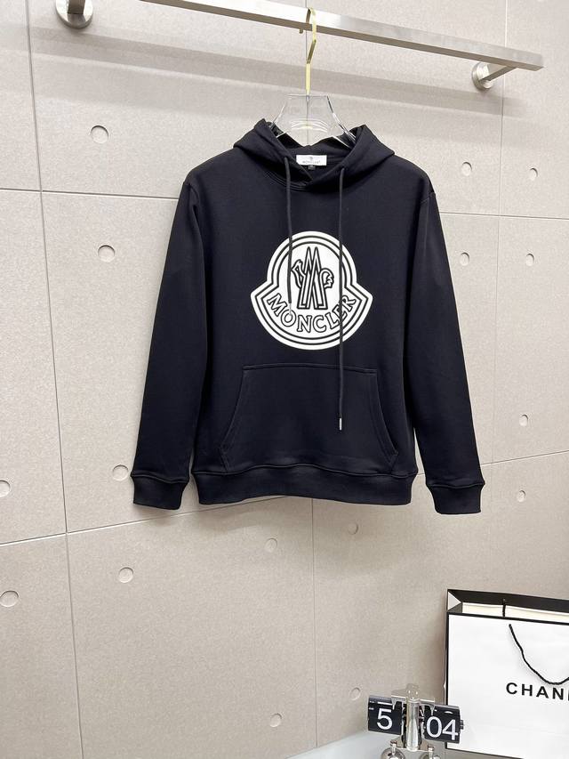 蒙‘’2025秋冬 新款设计感连帽卫衣 官网同步！这款T恤极简主义设计和精美细节于一身。Oversize饰边引人联想蒂罗尔着装细节，召唤摩登新意，造就不同以往的