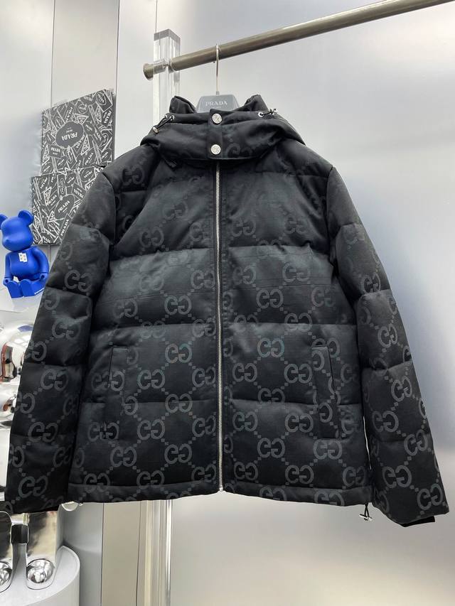Gu*古 2025秋冬新款满印Gg字母提花牛仔羽绒服外套 D全部90绒的三标齐全带着经典的Logo组合搭配，第一眼看到就是满满的视觉冲击，保暖性能更出色，轻便不