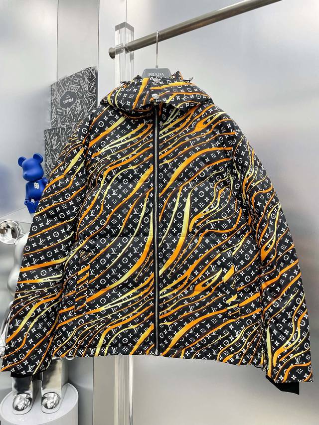 LV 路易 2025秋冬新款满印字母提花羽绒服外套 D全部90绒的三标齐全带着经典的Logo组合搭配，第一眼看到就是满满的视觉冲击，保暖性能更出色，轻便不厚重，