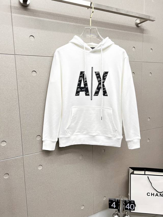 Arman‘’2025秋冬 新款设计感连帽卫衣 官网同步！这款T恤极简主义设计和精美细节于一身。Oversize饰边引人联想蒂罗尔着装细节，召唤摩登新意，造就不