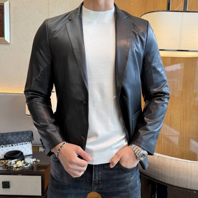 阿玛尼 男士绵羊皮西装西服外套。洋行贸易货，海外直供限量款，25年秋冬高级秀场款，重磅级臻品，殿堂级品鉴尤物。简约设计剪裁干净利落的同时，结合整体真皮绵羊皮的拼