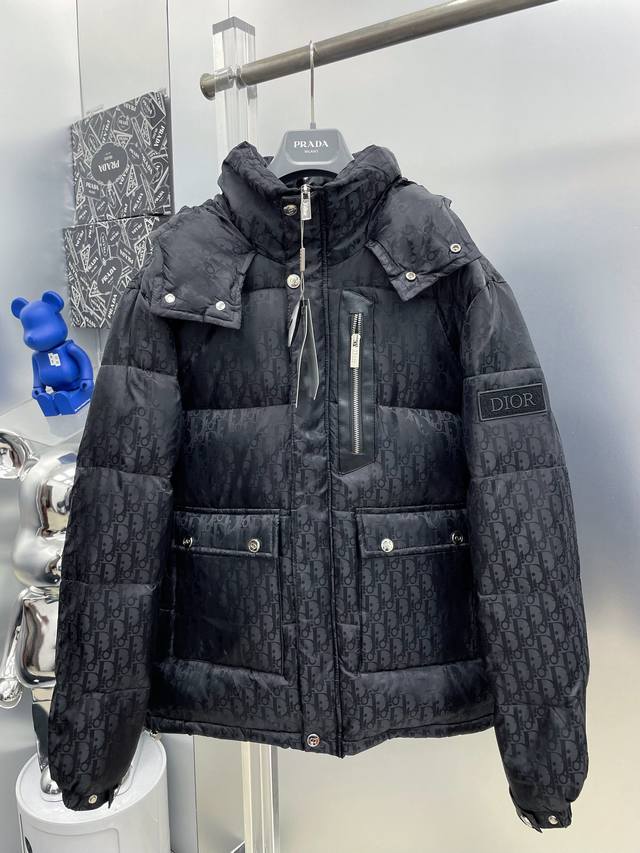 Di*迪 Cd 2025秋冬新款拼皮口袋老花字母Logo羽绒服连帽外套 D全部90绒的三标齐全带着经典的Logo组合搭配，第一眼看到就是满满的视觉冲击，保暖性能