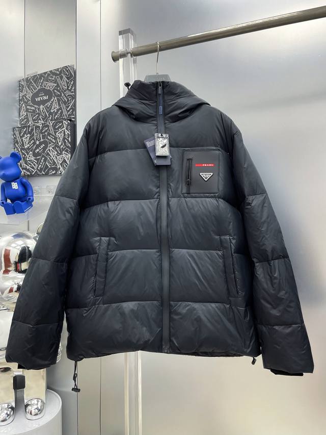 pra*普拉达 2025秋冬新款红标皮标拼接拉链口袋Logo羽绒服连帽外套 D全部90绒的三标齐全带着经典的Logo组合搭配，第一眼看到就是满满的视觉冲击，保暖