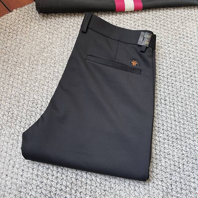 Dr*秋冬2640Ss秋冬新品，官网同步有售，男士高端商务休闲西裤，高端进口面料，带弹力，，五搭配，即经典又时尚，合体裁缝，上身效果无约束感 ，舒适透气 码数：