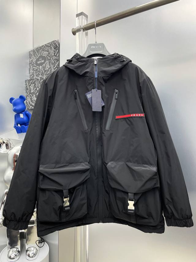 pra* 普拉 2025冬季新款口袋锁扣羽绒棉服连帽外套 D秀场新品品相非常完美，舒适保暖，色泽饱满诱人，非常出彩的设计，轻松将时髦感进阶，做工极为考究严谨，走