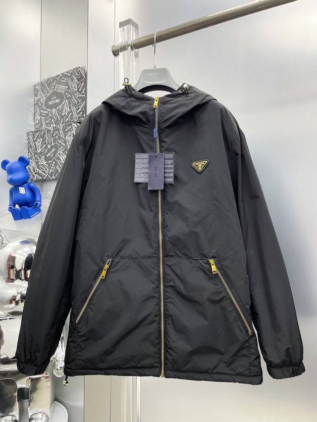pra* 普拉 2025冬季新款金标字母羽绒棉服连帽外套 D秀场新品品相非常完美，舒适保暖，色泽饱满诱人，非常出彩的设计，轻松将时髦感进阶，做工极为考究严谨，走