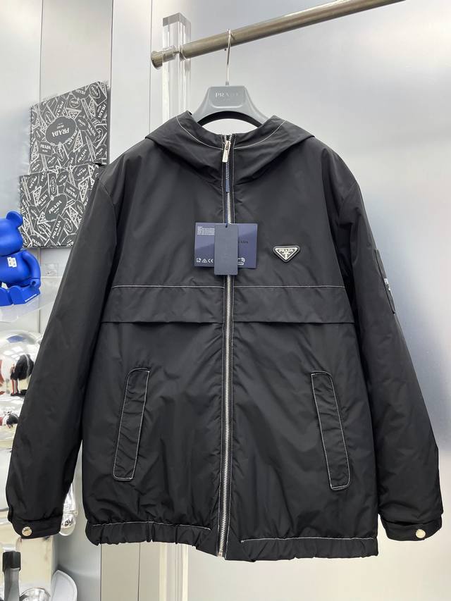 pra*普拉达 2025冬季新款走线徽标印花字母羽绒棉服连帽外套 D秀场新品品相非常完美，舒适保暖，色泽饱满诱人，非常出彩的设计，轻松将时髦感进阶，做工极为考究