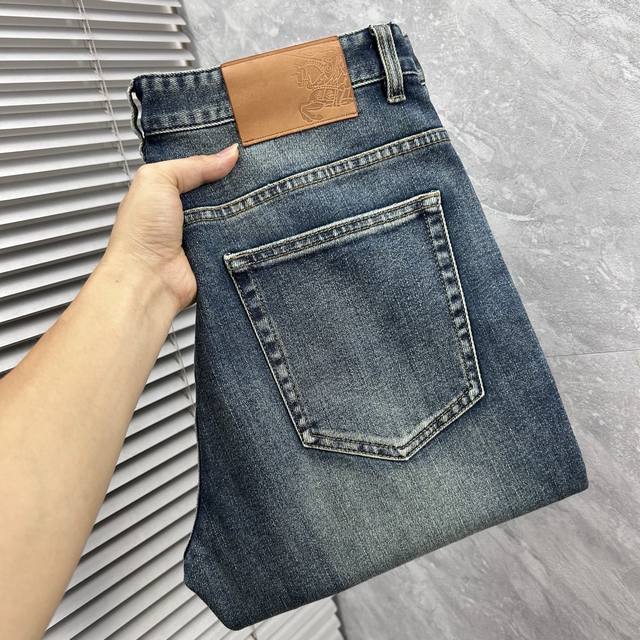 巴宝‘’男士丹宁牛仔裤，官宣画册海报穿搭款！ 客供高级进口的丹宁原色面料，特选日本冈山纯正13Oz 盎司牛仔布料，重磅环保植物酵素水洗工艺，肌理有着淡淡的复古色