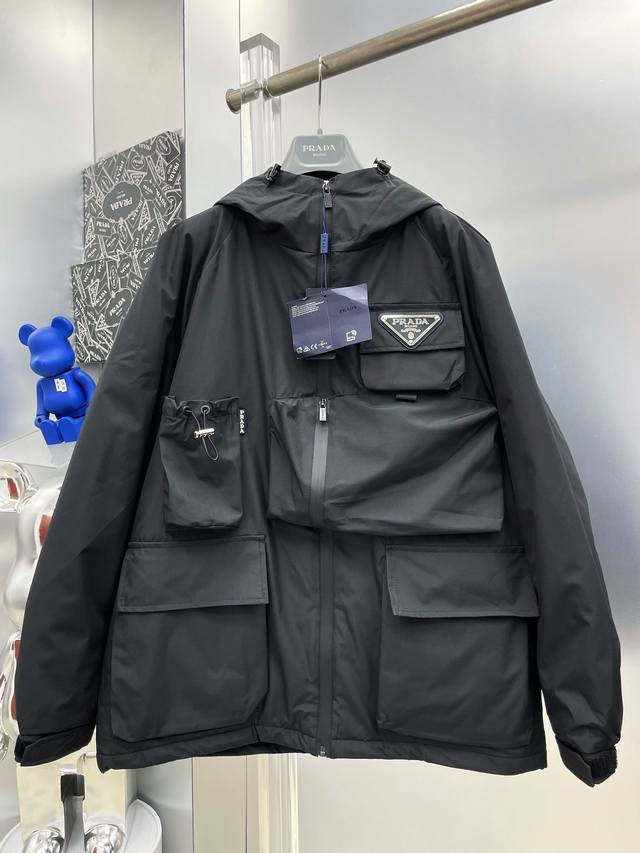 pra*普拉达 2025冬季新款工装口袋贴布字母羽绒棉服连帽外套 D秀场新品品相非常完美，舒适保暖，色泽饱满诱人，非常出彩的设计，轻松将时髦感进阶，做工极为考究
