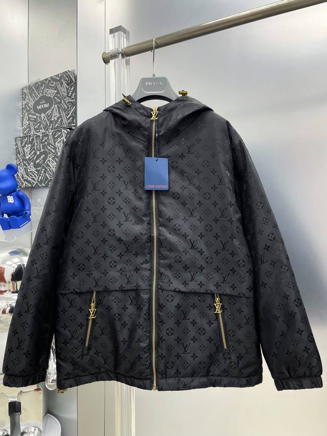 LV 路易 2025冬季新款满印字母Logo 羽绒棉服连帽外套 D秀场新品品相非常完美，舒适保暖，色泽饱满诱人，非常出彩的设计，轻松将时髦感进阶，做工极为考究严