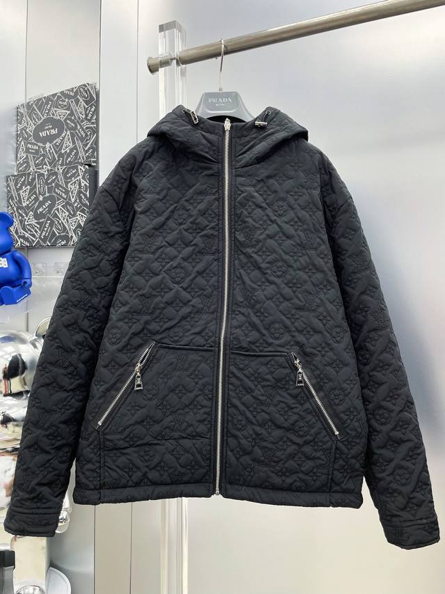 LV 路易 2025冬季新款刺绣暗纹字母拉链羽绒棉服连帽外套 D秀场新品品相非常完美，舒适保暖，色泽饱满诱人，非常出彩的设计，轻松将时髦感进阶，做工极为考究严谨