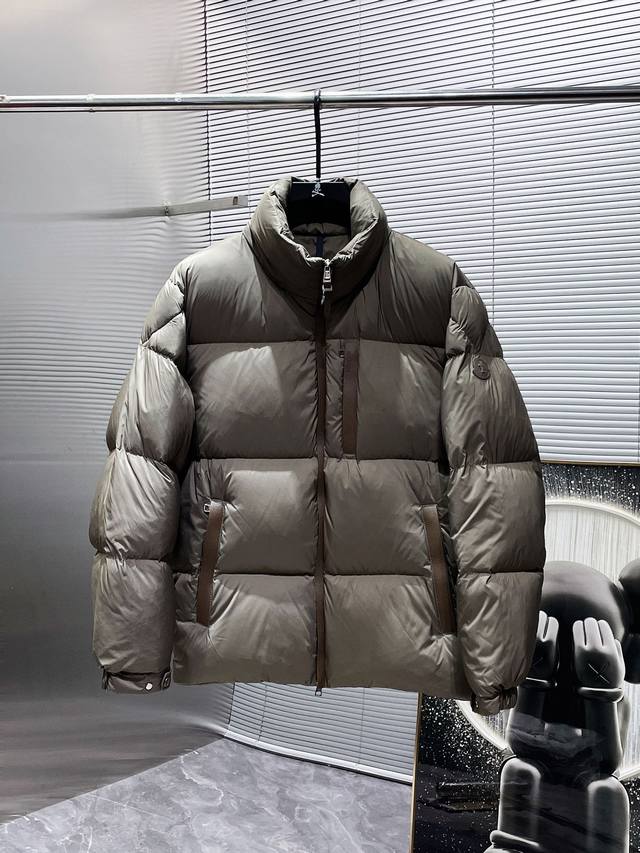 蒙口 Moncler 2025秋冬新款立领隐藏帽羽绒服外套，爆款来袭，高版本。内充90绒，蓬松又保暖，品相超级好。进口防风防雨面料，软糯亲肤，抗皱不沾灰，立挺有