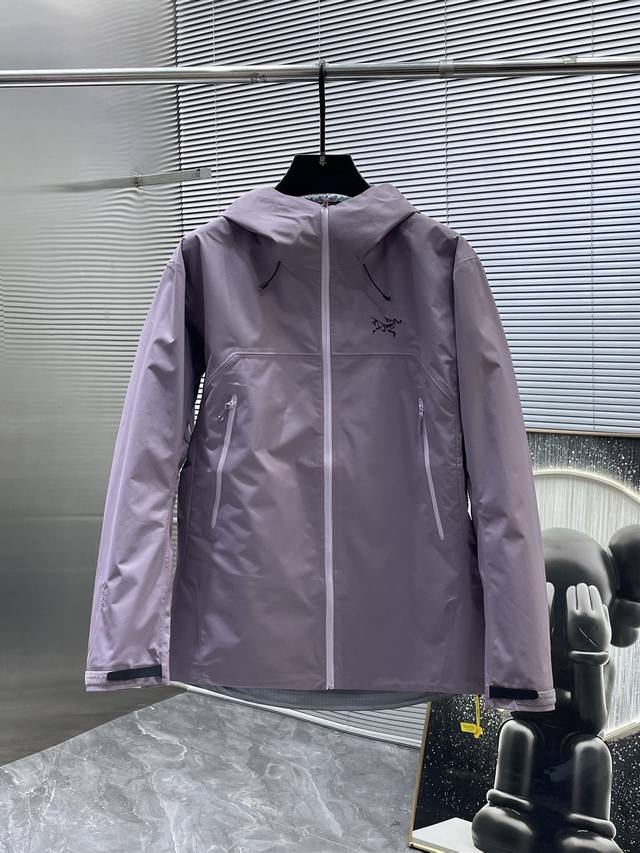 Arcteryx始祖鸟Beta Lightweight 防水防风透气连帽休闲夹克外套男款 系列连帽城市户外轻量化 防风防水 简约纯色百搭夹克冲锋衣，采用Blue