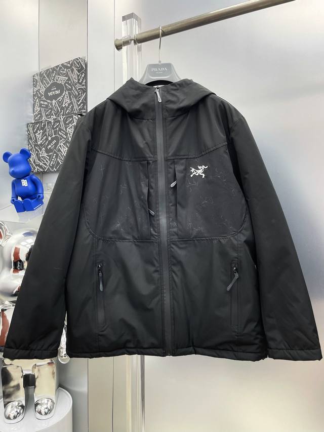 Arc 始祖鸟 2025冬季新款拉链印花暗纹刺绣Logo羽绒棉服连帽外套 D秀场新品品相非常完美，舒适保暖，色泽饱满诱人，非常出彩的设计，轻松将时髦感进阶，做工