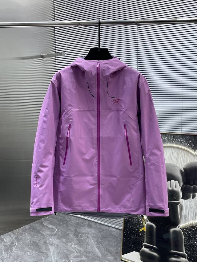 Arcteryx始祖鸟Beta Lightweight 防水防风透气连帽休闲夹克外套男款 系列连帽城市户外轻量化 防风防水 简约纯色百搭夹克冲锋衣，采用Blue