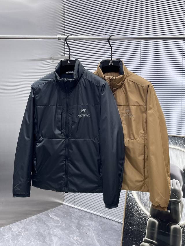 始祖鸟 2025新品立领棉服夹克外套，时尚帅气，简约百搭款，胸前精致刺绣图案Logo，定制原版面料，不仅挺括，保持潮流的廓形，又穿着舒适，纱织更细腻，码数M-3