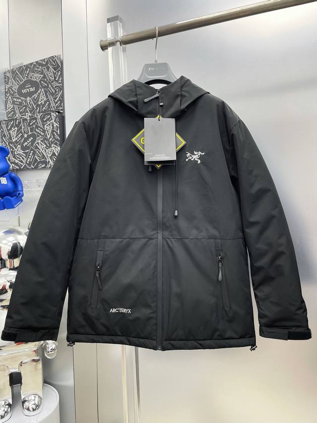 Arc 始祖鸟 2025冬季新款拉链印花刺绣Logo羽绒棉服连帽外套 D秀场新品品相非常完美，舒适保暖，色泽饱满诱人，非常出彩的设计，轻松将时髦感进阶，做工极为