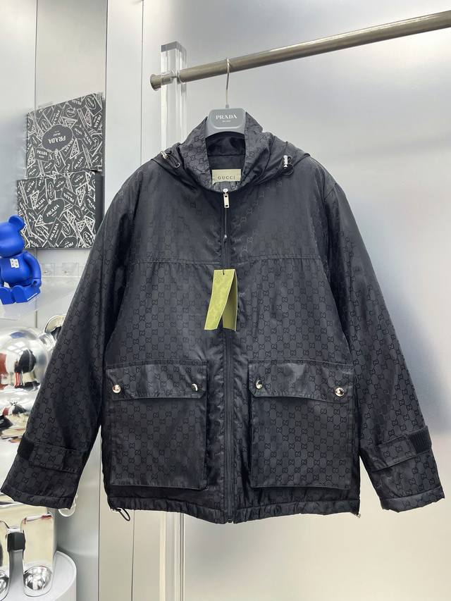Gu*古 2025冬季新款满印Gg印花暗纹Logo羽绒棉服连帽外套 D秀场新品品相非常完美，舒适保暖，色泽饱满诱人，非常出彩的设计，轻松将时髦感进阶，做工极为考