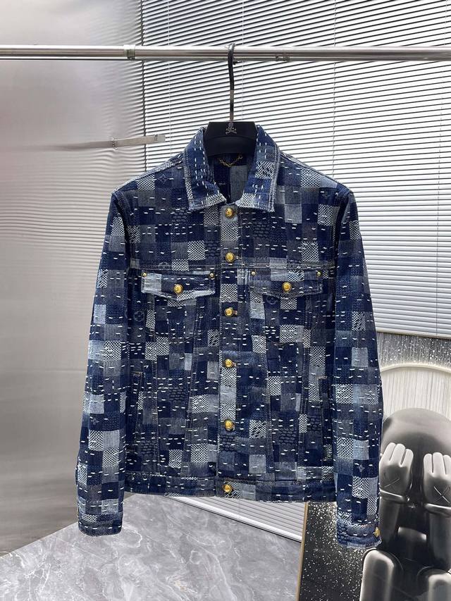 路易威登 Lv 2025新款 翻领 牛仔 夹克 外套，高端版本！专柜定制面料 透气舒适度高，细节无可挑剔，品牌元素设计理念，体现高品质。手感细腻柔软！呈现休闲裁