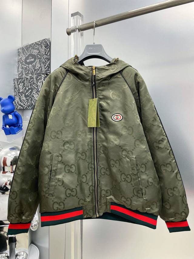 Gu*古 2025冬季新款满印Gg提花暗纹Logo羽绒棉服连帽外套 D秀场新品品相非常完美，舒适保暖，色泽饱满诱人，非常出彩的设计，轻松将时髦感进阶，做工极为考