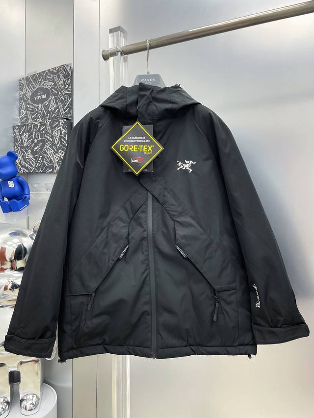 Arc 始祖鸟 2025冬季新款工装印花字母刺绣Logo羽绒棉服连帽外套 D秀场新品品相非常完美，舒适保暖，色泽饱满诱人，非常出彩的设计，轻松将时髦感进阶，做工