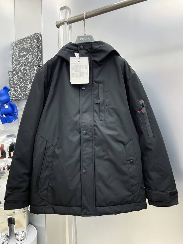 Mon*蒙口 2025冬季新款拉链字母刺绣Logo羽绒棉服连帽外套 D秀场新品品相非常完美，舒适保暖，色泽饱满诱人，非常出彩的设计，轻松将时髦感进阶，做工极为考