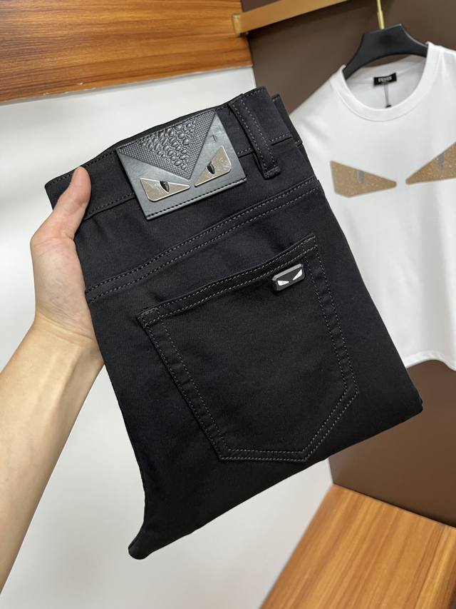 芬迪 2025年夏季最新品牛仔裤出入专卖店无压力 专柜热销款 品味与价值共享 身穿着非常舒适 低调不失奢华 穿出去非常有档次,裤型款式和裁剪亦无需多言 上身精致